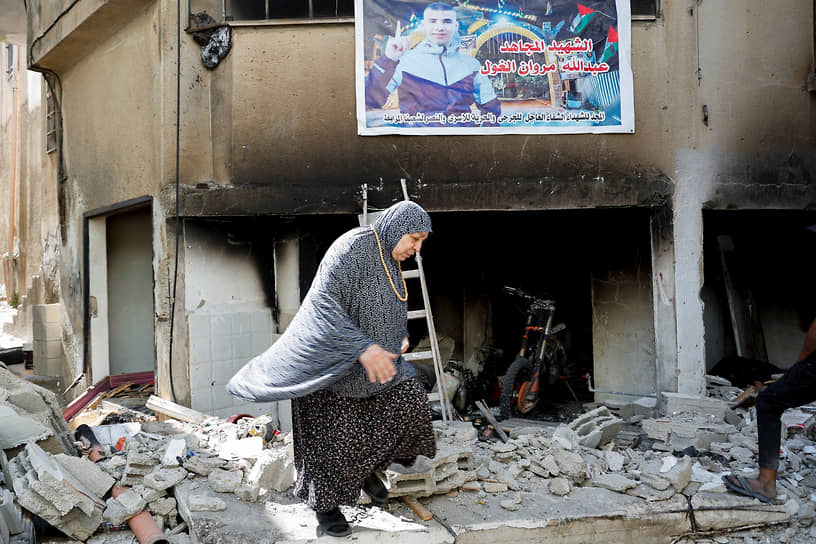 Жительница Дженина возле здания, разрушенного во время военной операции Израиля