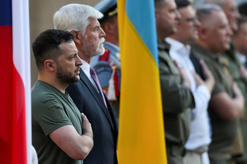 Президенты Чехии и Украины Петр Павел и Владимир Зеленский (слева)