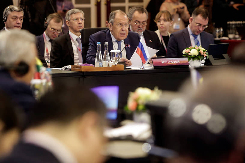 Министр иностранных дел РФ Сергей Лавров (в центре)