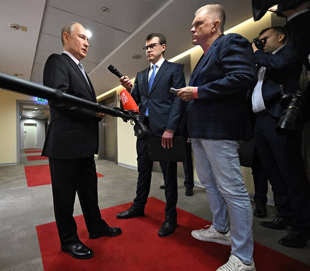 Владимир Путин встретил в коридоре журналистов