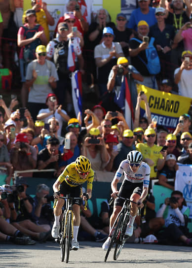 После 15 этапов Tour De France Йонас Вингегор (в желтой майке лидера) опережает Тадея Погачара (справа) всего на десять секунд