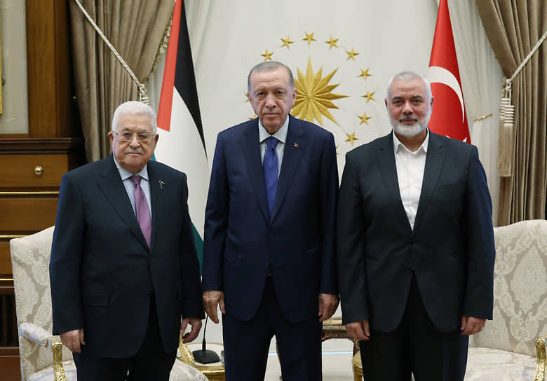 Президент Палестины Махмуд Аббас, президент Турции  Реджеп Тайип Эрдоган и глава политбюро движения «Хамас» Исмаил Хания