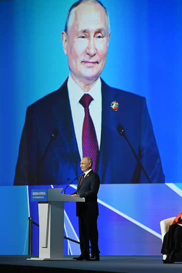 Оформители зала своими усилиями масштабировали личность Владимира Путина