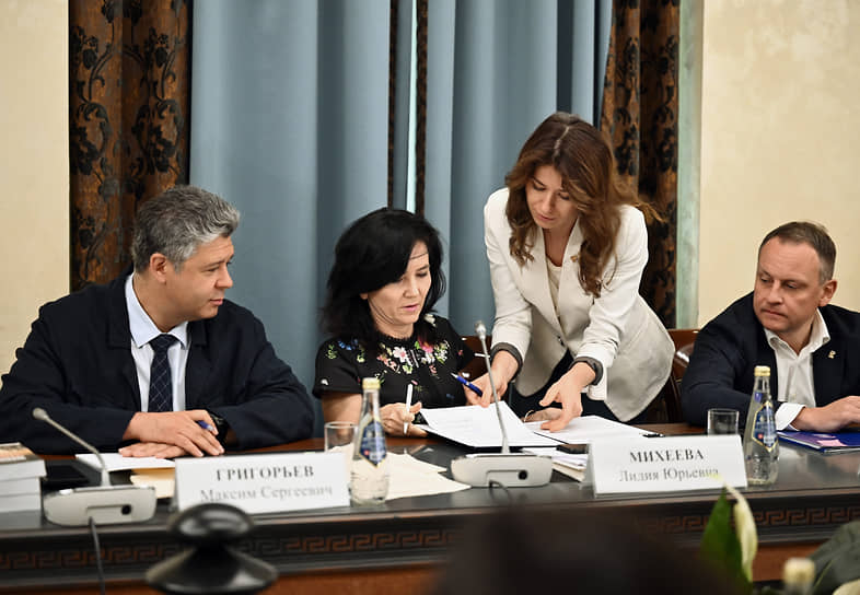 Секретарь Общественной палаты Лидия Михеева (сидит в центре) надеется, что совместное наблюдение партийцев и общественников за выборами будет абсолютно беспристрастным