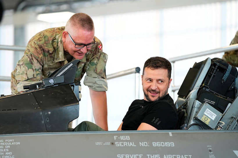 Дания пообещала, что до конца 2025 года поставит Украине 19 самолетов F-16 (на фото: Владимир Зеленский на авиабазе близ датского городка Войенс)