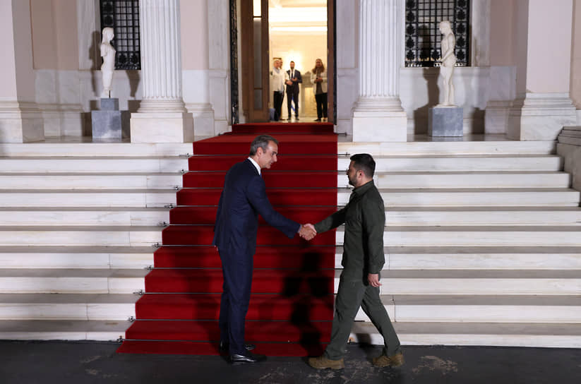 Владимир Зеленский (на фото: справа) приезжал в Афины не зря. С Кириакосом Мицотакисом он подписал декларацию о поддержке Грецией вступления Украины в НАТО