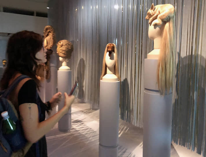 «Звери» Жан-Батиста Сантенса соединяют в себе обе темы выставки — и волосы, и шерсть