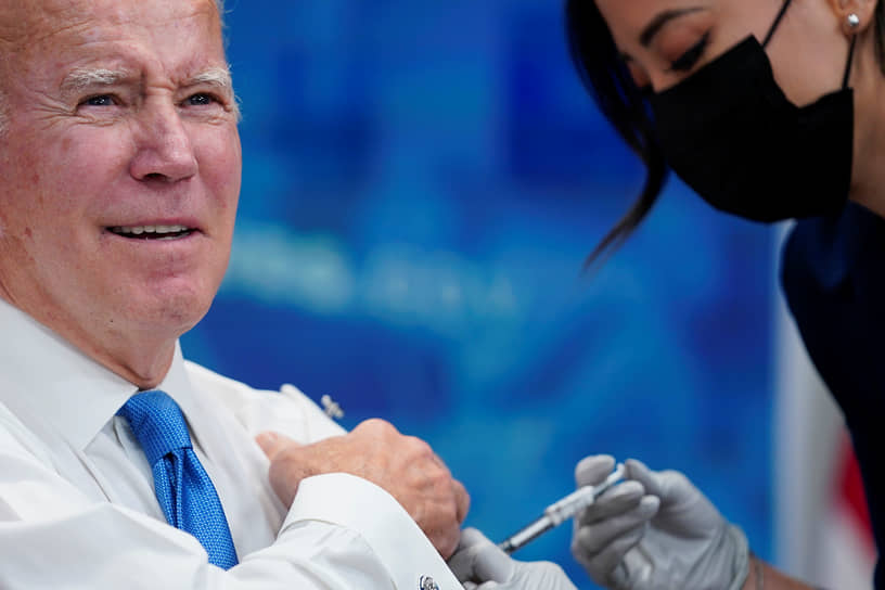 Президент США Джо Байден собирается просить у Конгресса денег на поголовную вакцинацию от новых штаммов коронавируса. Американцы опасаются, что правительство готовится к очередному локдауну