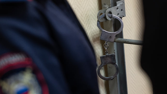 Офицер изменил службе с супругой