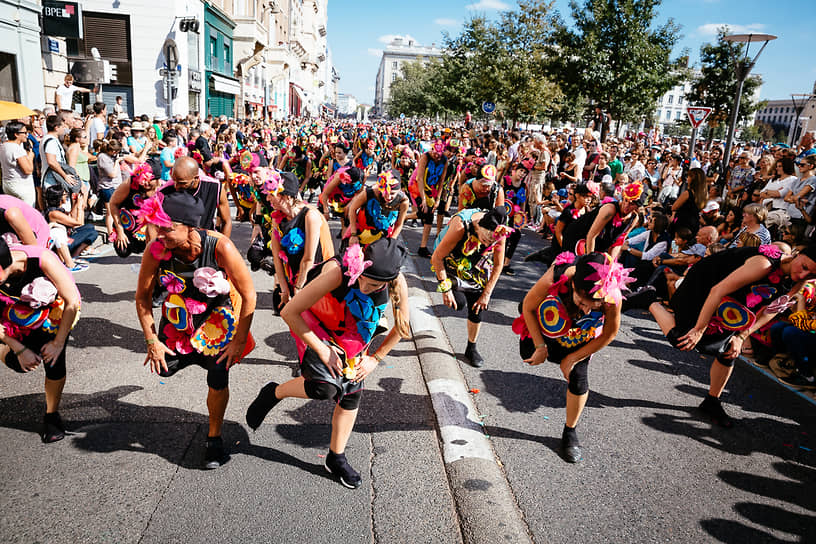 Дефиле — многотысячное танцевальное шествие — отличает Лионскую биеннале от всех прочих фестивалей