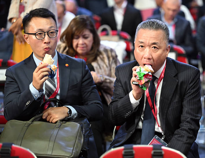 Китайские участники пленарной сессии смогли пронести в зал запретные плоды