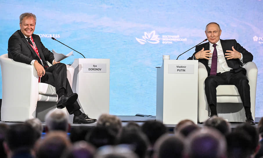 Модератор Илья Доронов и президент России Владимир Путин уединились на сцене