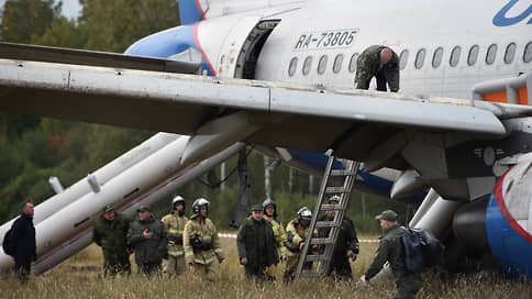 Уральские пилоты осваивают землю // Через четыре года после аварийной посадки на кукурузное поле они приземлились на пшеничное