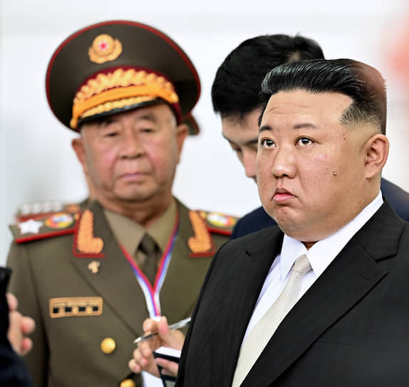 Как рассказали в Кремле, в ходе визита в Россию лидер КНДР Ким Чен Ын (справа) получил в подарок «перчатку от космического скафандра, которая несколько раз была в космосе», а также «карабин высочайшего качества»
