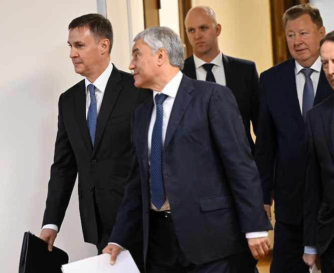 Парламентарии (второй слева — спикер Госдумы Вячеслав Володин) не стали задавать главе Минсельхоза Дмитрию Патрушеву (слева) слишком сложных вопросов по услышанному отчету