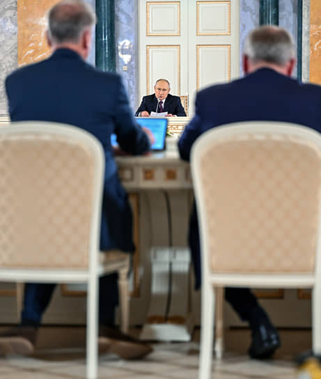 Интересно, что с точки зрения психологии значит положение ног собеседников Владимира Путина