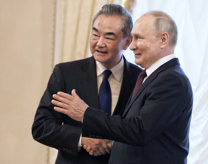 Владимир Путин и Ван И не расставались ровно столько, сколько положено