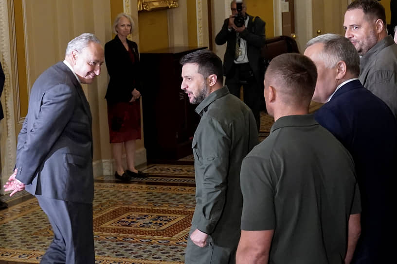 Президент Украины Владимир Зеленский (в центре) и лидер демократического большинства в Сенате Чак Шумер (слева) после встречи с членами Конгресса 