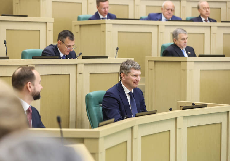 Министр экономики Максим Решетников впервые заявил о возможности и необходимости регулирования внешней торговли в рублях