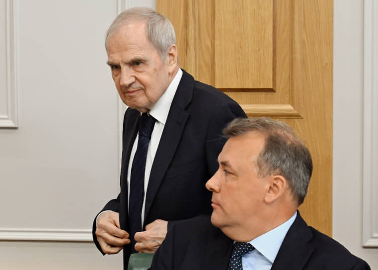 Председатель Конституционного Суда Валерий Зорькин (слева) и полномочный представитель президента России в СФ Артур Муравьев