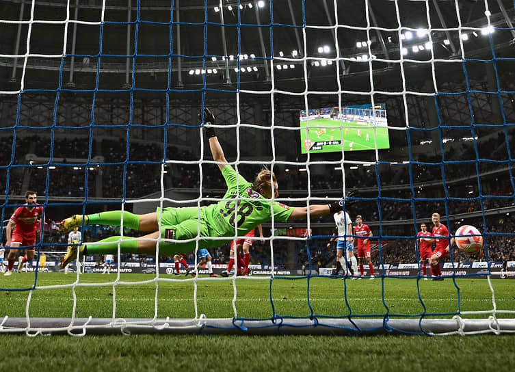 Лишь благодаря вратарю Александру Максименко, не раз выручавшему команду, «Спартак» пропустил от «Динамо» всего три мяча
