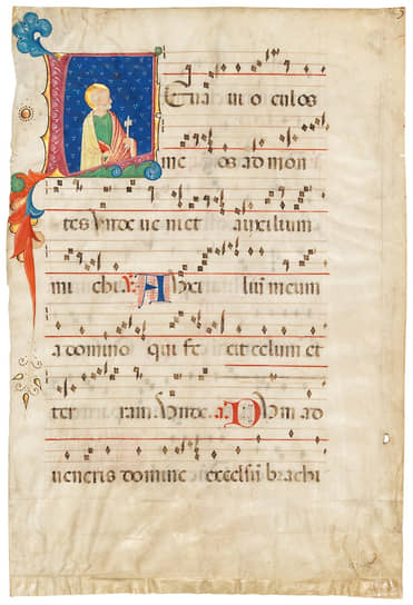 Перечень лотов завершается авангардом, а открывается старинными богослужебными книгами (на фото — лист из антифонала 1470 года)