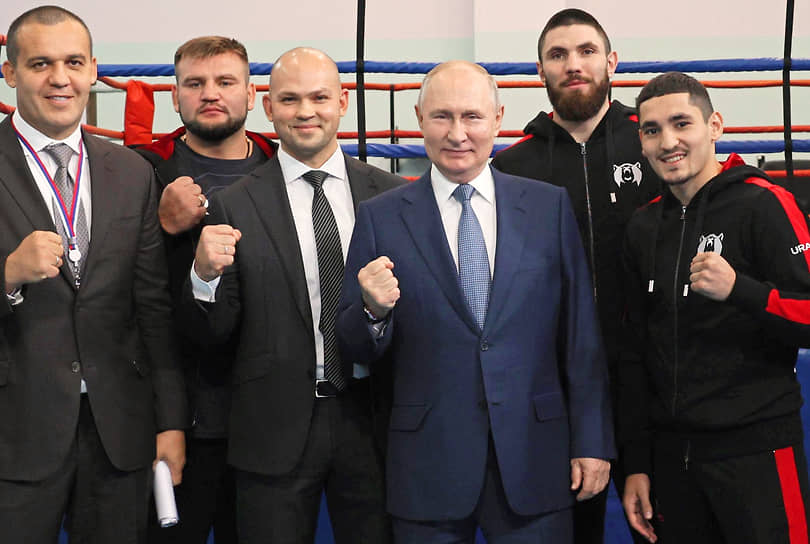 Владимир Путин с боксерами на фоне ринга
