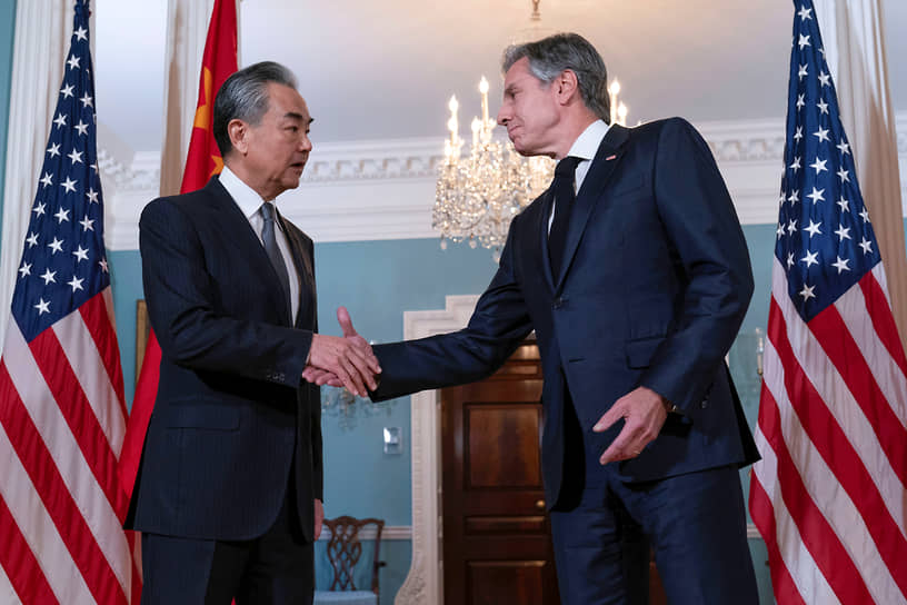 Одной встречи главе МИД Китая Ван И (слева) и госсекретарю США Энтони Блинкену не хватило: в пятницу они провели вторые переговоры