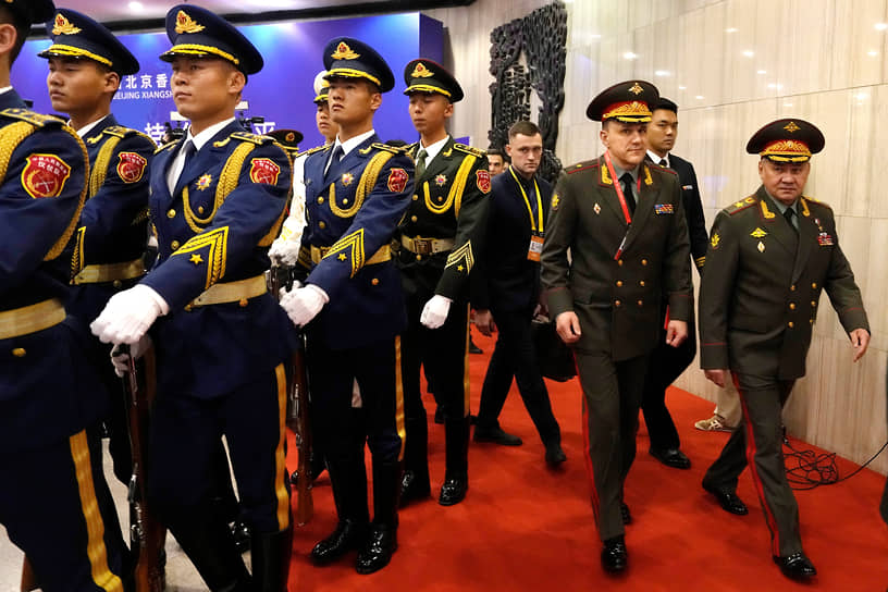 По прибытии министра обороны РФ Сергея Шойгу (справа) в Пекин состоялась церемония официальной встречи российской делегации с участием роты почетного караула и оркестра