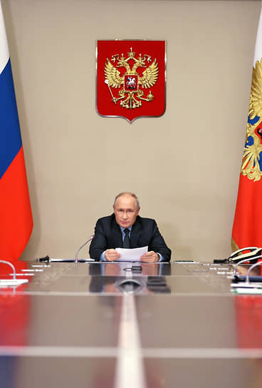 Владимир Путин провел совещание очно, в присутствии большого количества людей, но был на нем один. Причем один на один и, как всегда, с целым миром