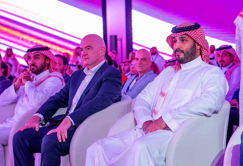 Принц Мухаммед бен Сальман (справа), президент FIFA Джанни Инфантино и министр спорта Саудовской Аравии принц Абдул Азиз бен Турки аль-Фейсал