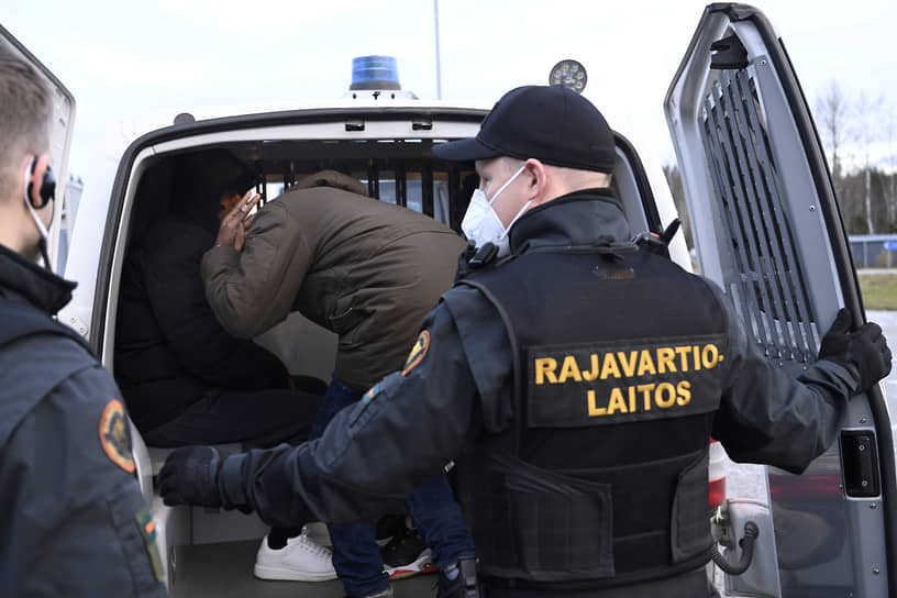 Власти Финляндии всерьез обеспокоены наплывом нелегалов с российской стороны границы (на фото: мигранты, задержанные финскими пограничниками на КПП Нуйямаа)