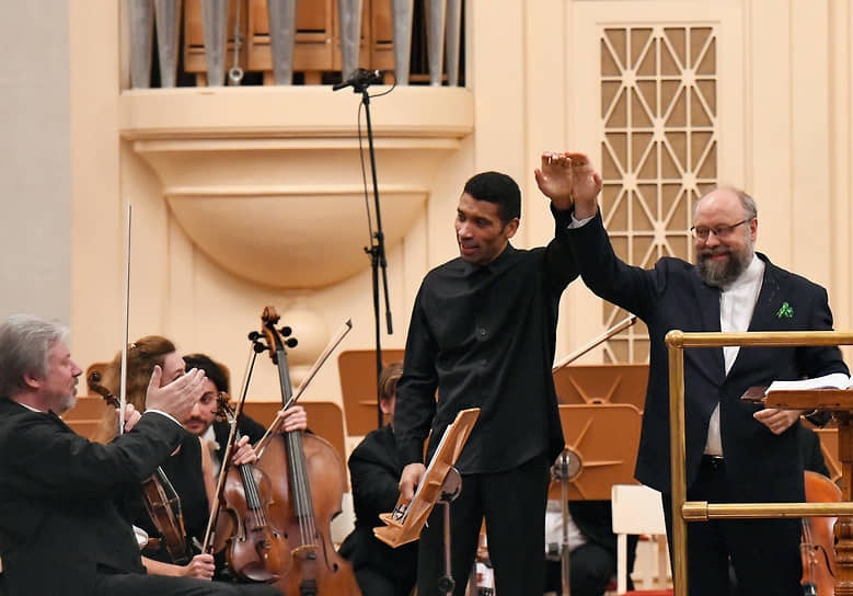 Старания пианиста Александра Гиндина (справа) и дирижера Алексея Ньяги (в центре) не спасли премьеру концерта Лигети