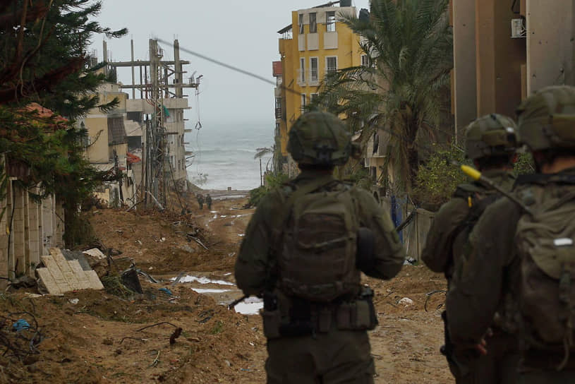 После недельной гуманитарной паузы израильская армия возобновила военную операцию в секторе Газа