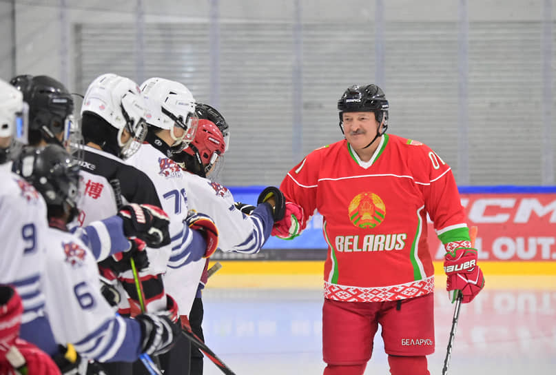 В ходе своего визита в Китай президент Белоруссии Александр Лукашенко принял участие в тренировке хоккейной сборной Пекинского университета