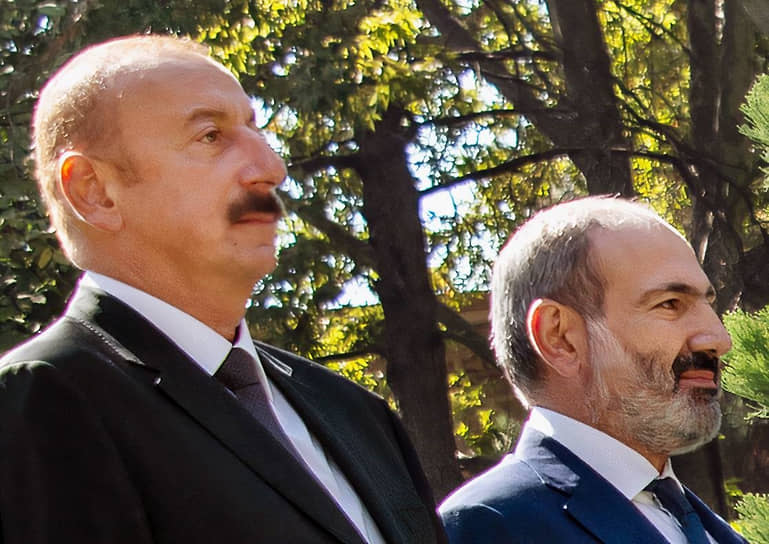 Президент Азербайджана Ильхам Алиев (слева) и премьер-министр Армении Никол Пашинян, 2018 год 