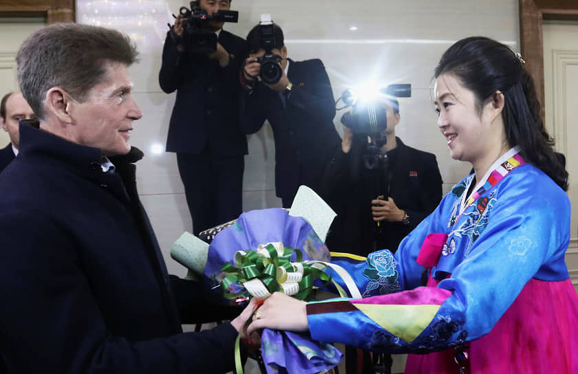 Губернатора Приморского края Олега Кожемяко встретили в аэропорту Пхеньяна цветами

