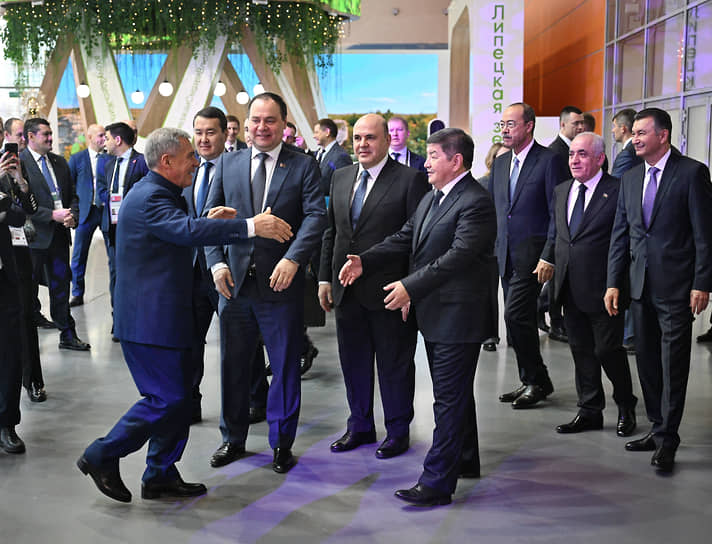 Приехавшим в Москву главам правительств стран СНГ решение рабочих вопросов дополнили экскурсионной программой (на фото — премьер-министры на выставке «Россия»)