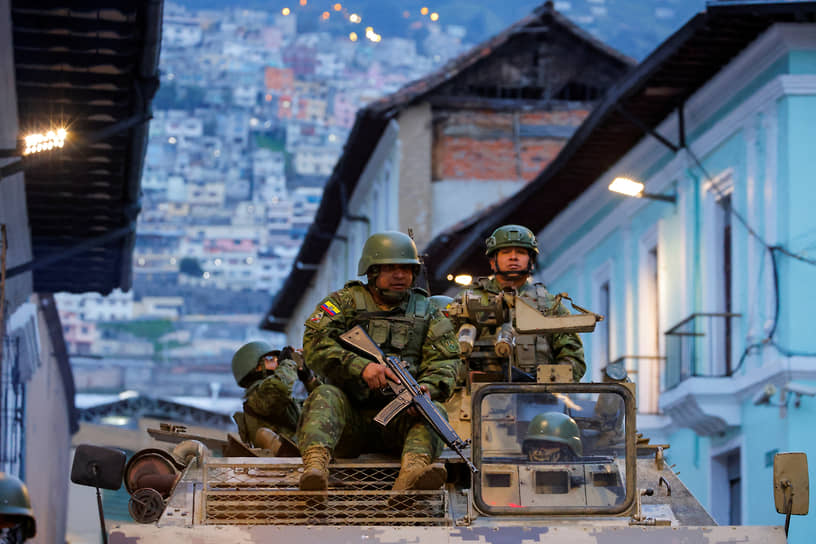 Солдаты патрулируют центр Кито