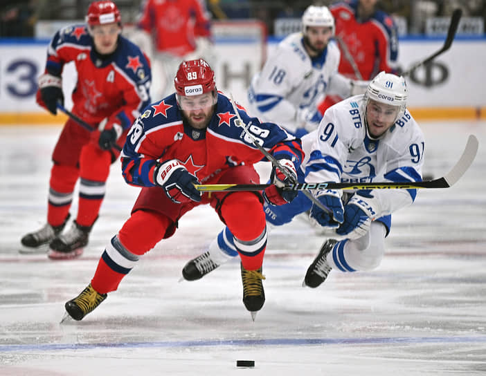 Хоккеистам ЦСКА (в красно-синей форме) опять не удалось справиться с нападением «Динамо», и они потерпели в дерби третье поражение подряд