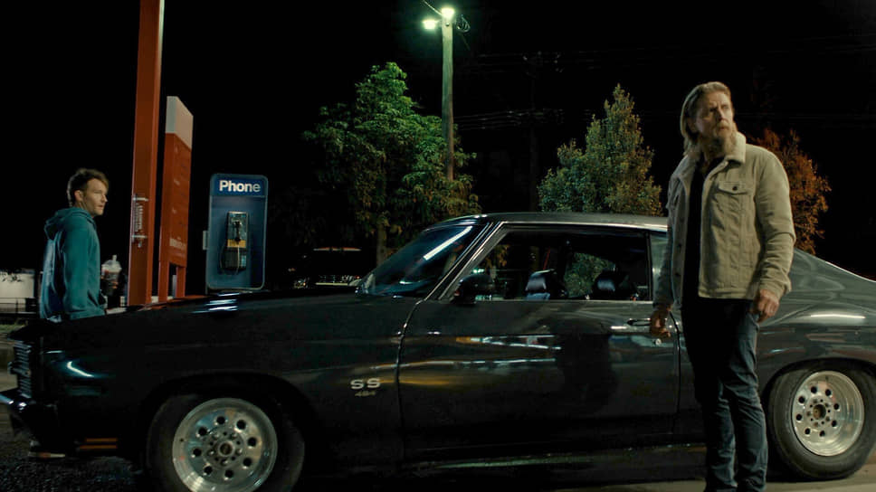 Принадлежащий Водителю (Барри Пеппер, справа) антикварный автомобиль — полноправный герой фильма