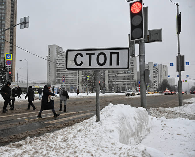 Пешеходы жалуются, что знак «Стоп» мешает их движению