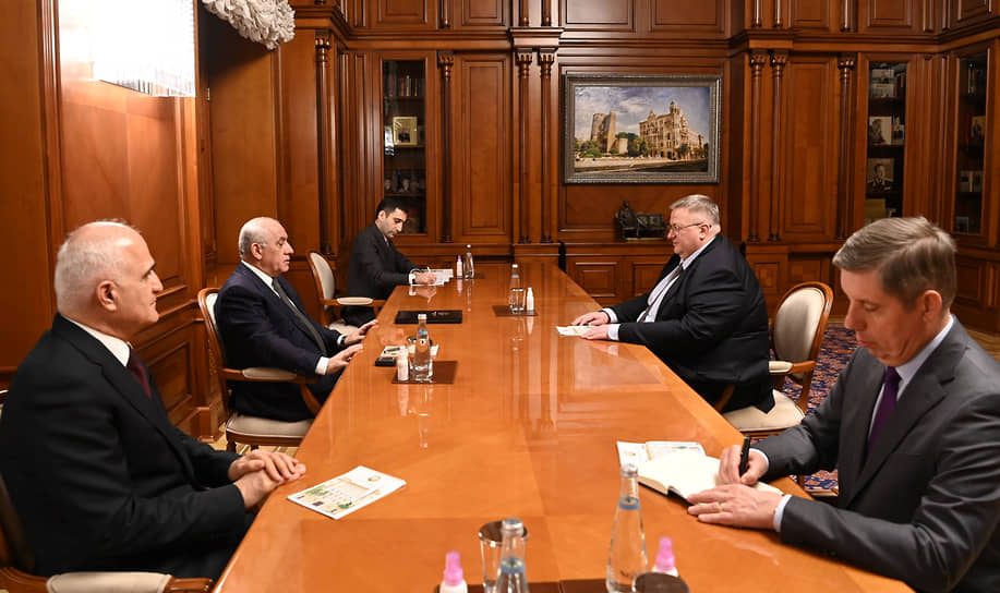 Вице-премьер РФ Алексей Оверчук (второй справа) встретился 22 января в Баку со своим азербайджанским коллегой Шахином Мустафаевым