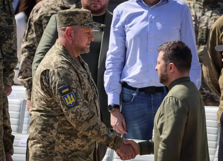 Президент Владимир Зеленский (спава) и главнокомандующий ВСУ Валерий Залужный на праздновании Дня независимости Украины в Киеве 24 августа 2023 года