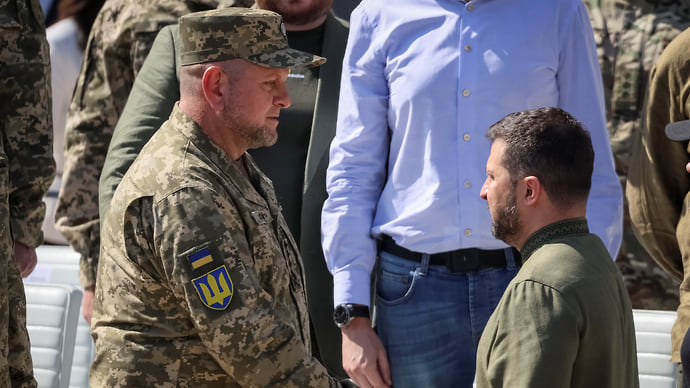 Главкома выталкивают в политику