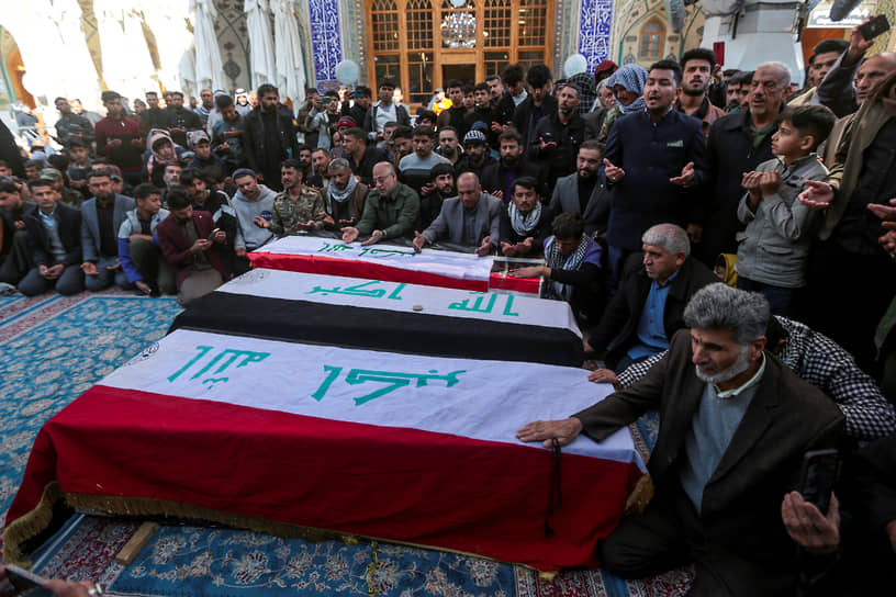 Похороны бойцов одной иракских группировок, погибших в результате американского удара в городе Наджафе (4 февраля 2024 года)
