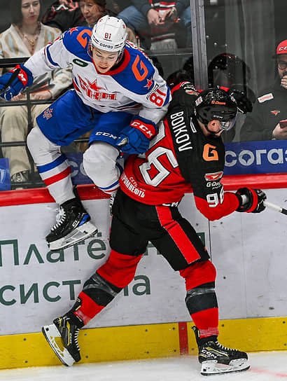 В жестком и результативном матче «Авангарда» со СКА сильнее оказались хоккеисты из Омска (в красно-черной форме)