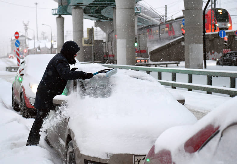 Общественный транспорт во время снегопада демонстрирует явные преимущества по сравнению с автомобилем