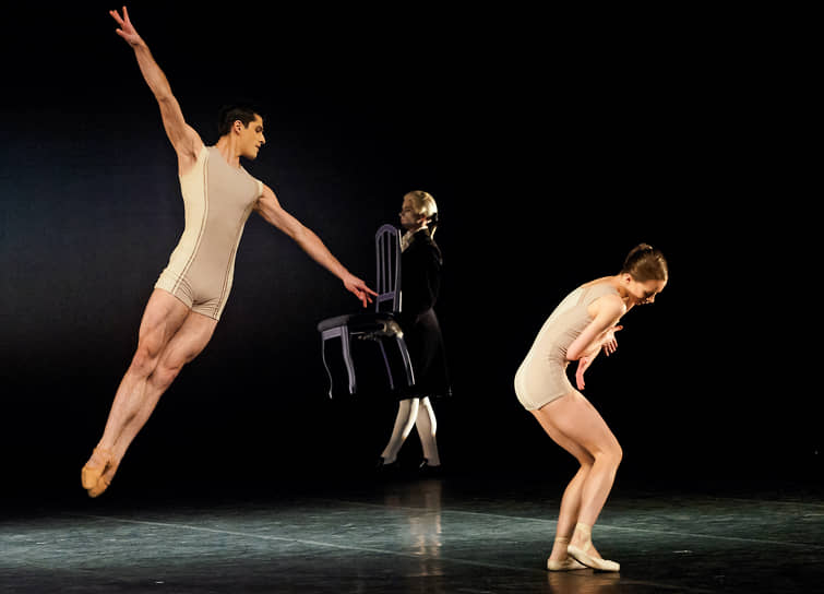 В балете Вячеслава Самодурова танец выразительнее пантомимы, а живые «лакеи» создают атмосферу соперничества