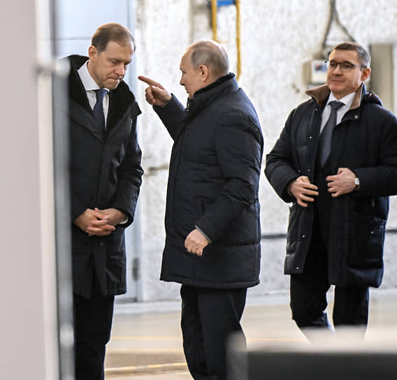 Приехав на предприятие в Челябинске, Владимир Путин решил рассказать что-то новое вице-премьеру Денису Мантурову